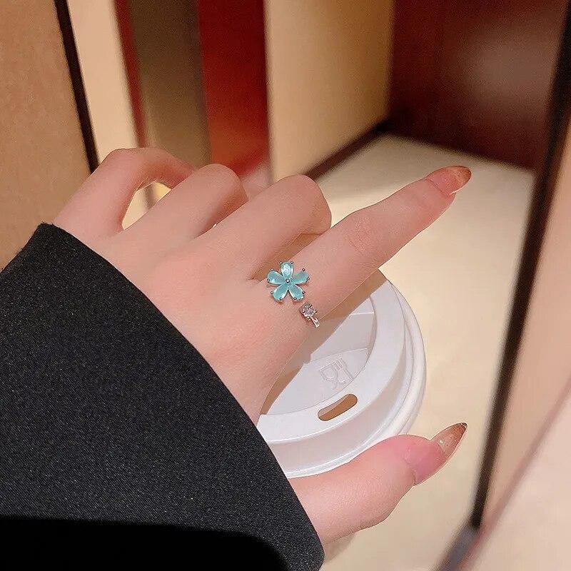 Изысканное кольцо с 5 лепестками и стразами в виде цветка для женщин, модные регулируемые кольца с инкрустацией цирконом, вечерние, свадебные, женские ювелирные изделия, подарки B
Изысканное кольцо с 5 лепестками и стразами в виде цветка для женщин, модные регулируемые кольца с инкрустацией цирконом, вечерние, свадебные, женские ювелирные изделия, подарки B