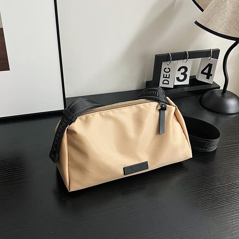 Літо 2024, нова легка сумка через плече, модна сумка в стилі ретро, проста дорожня сумка, велика місткість, сумка-подушка хакі
Літо 2024, нова легка сумка через плече, модна сумка в стилі ретро, проста дорожня сумка, велика місткість, сумка-подушка хакі