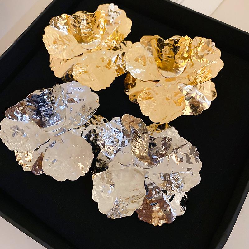 Exaggerated Metallic Ruched Flower Petal Stud Earrings: European & American High-End, Influencer Style for Women
Exaggerated Metallic Ruched Flower Petal Stud Earrings: European & American High-End, Influencer Style for Women