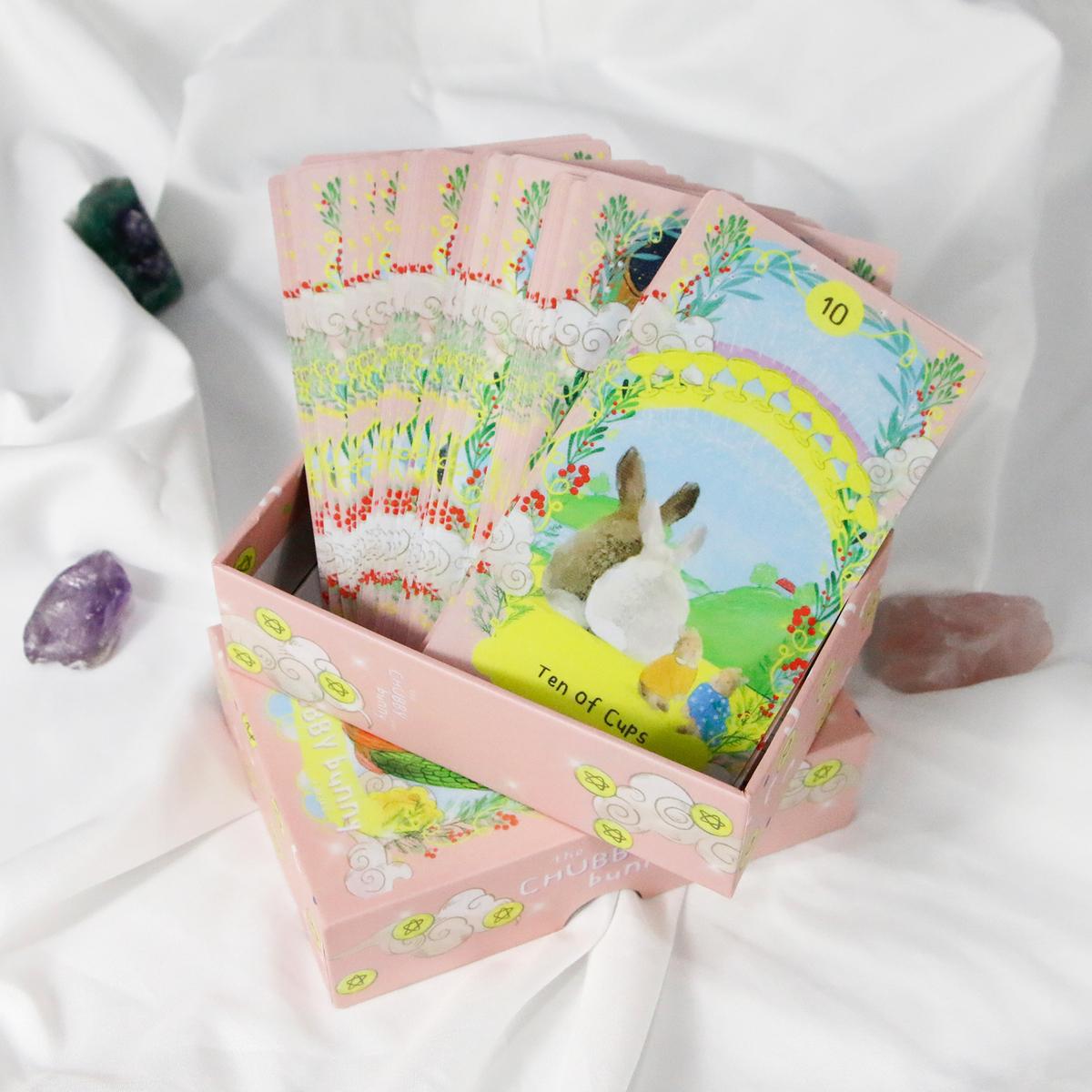 Таро Chubby Bunny. Колода из 78 карт, 12*7 см, с милыми кроликами, 2,75 X 4,75 дюйма. Упаковка, жесткая коробка.
Таро Chubby Bunny. Колода из 78 карт, 12*7 см, с милыми кроликами, 2,75 X 4,75 дюйма. Упаковка, жесткая коробка.