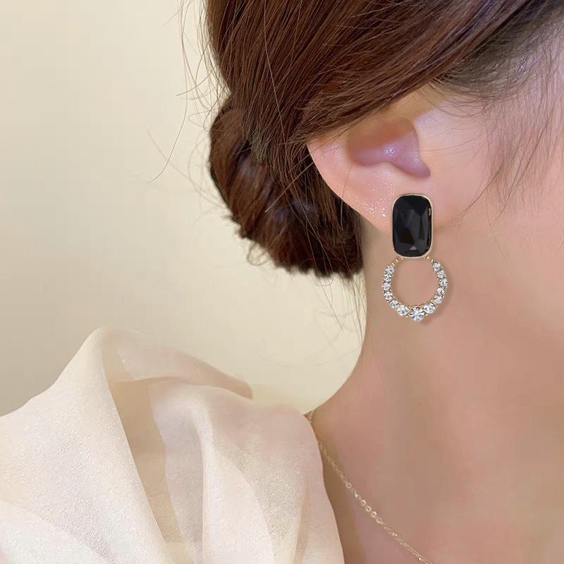 Retro Geometric Diamond Stud Earrings: Versatile Hong Kong Style for Women чёрный
Retro Geometric Diamond Stud Earrings: Versatile Hong Kong Style for Women чёрный