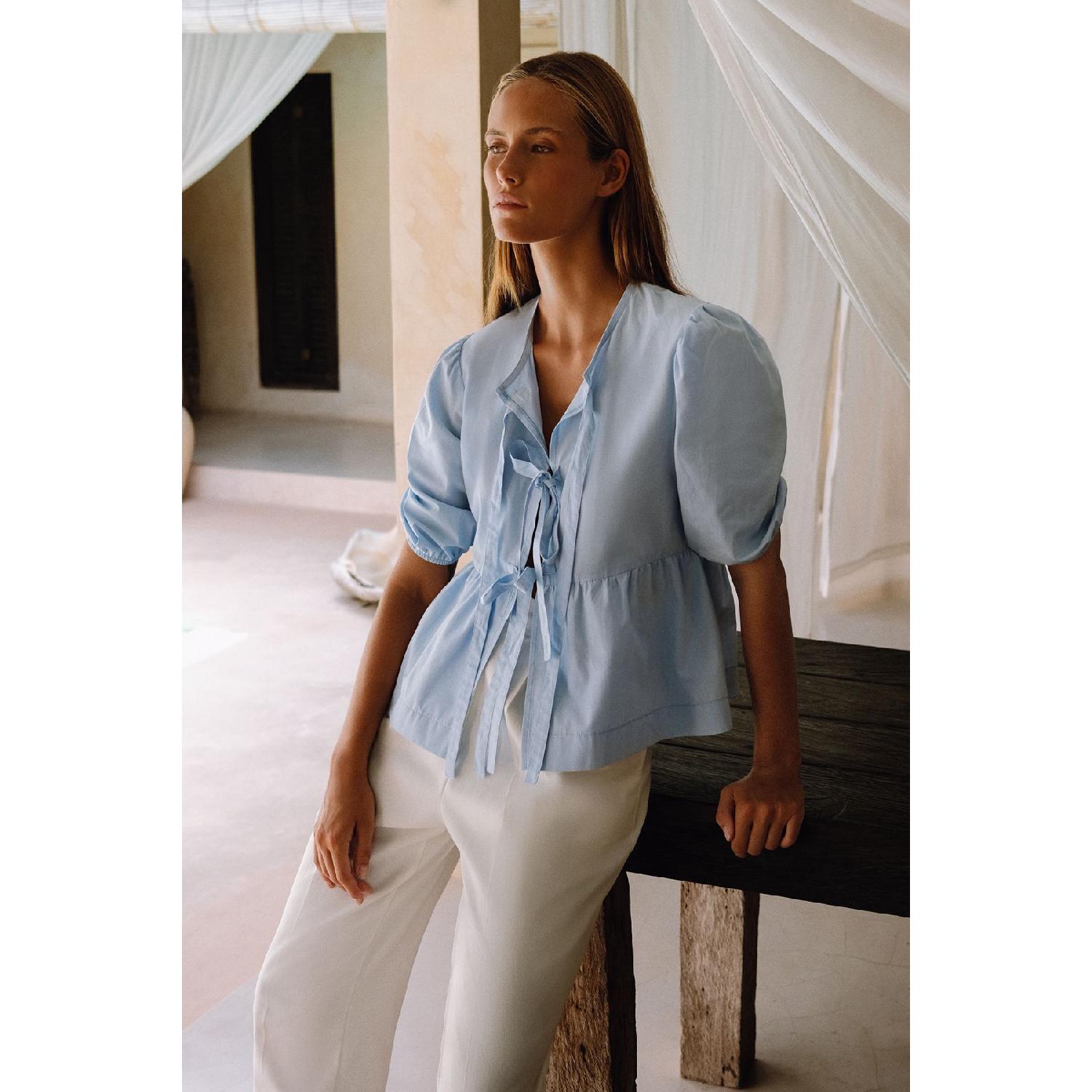 Women s Blue Crew Neck No Pocket Short Sleeve Front Lace Cinta Limited Unlined Short Shirt XS синий
Women s Blue Crew Neck No Pocket Short Sleeve Front Lace Cinta Limited Unlined Short Shirt XS синий