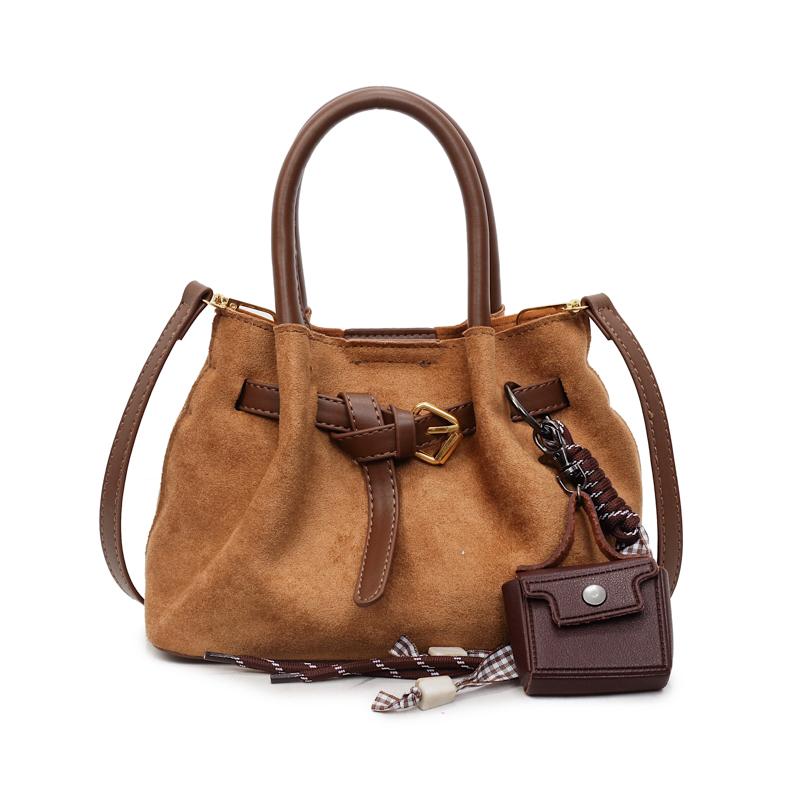 Fashi Faux Suede Solid Color Sweet Ladies Crossbody Bags 2026 High Quality Versatile Bucket String Temperament Shoulder Bags коричневий
Fashi Faux Suede Solid Color Sweet Ladies Crossbody Bags 2026 High Quality Versatile Bucket String Temperament Shoulder Bags коричневий