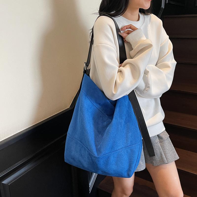 Suede bag women s 2025 new trendy high-end sense retro large-capacity commuter tote bag going out messenger bag синій
Suede bag women s 2025 new trendy high-end sense retro large-capacity commuter tote bag going out messenger bag синій