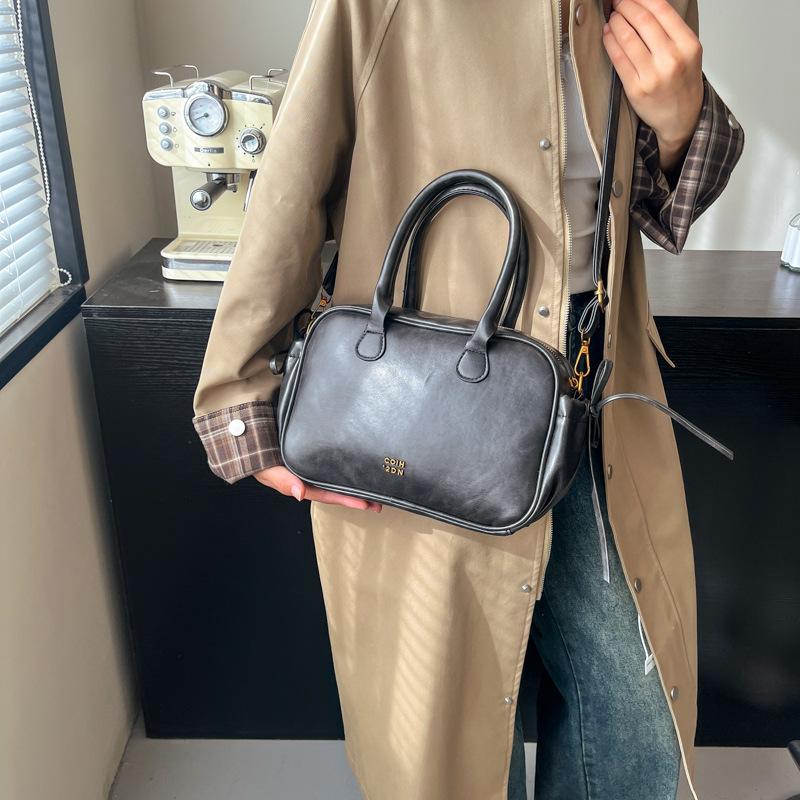 2025 autumn new bag messenger bag hand carry small square shoulder leather handbag niche versatile black 27*8*17 чёрный
2025 autumn new bag messenger bag hand carry small square shoulder leather handbag niche versatile black 27*8*17 чёрный