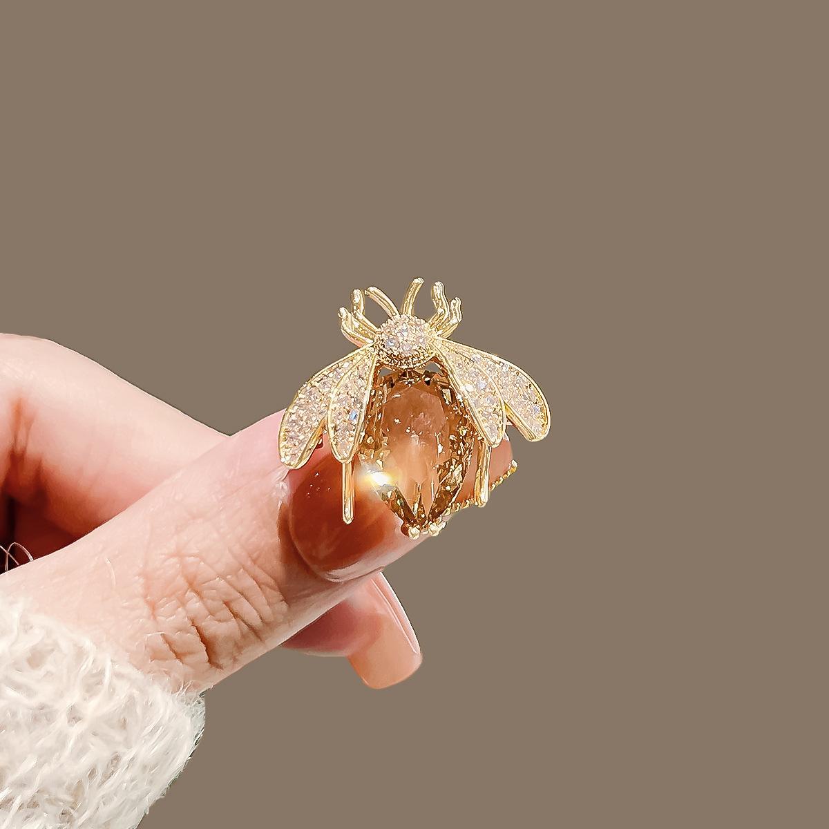 Bee brooch high-end sense niche men and women tide personality high-end brooch anti-light buckle neckline pin coat decoration
Bee brooch high-end sense niche men and women tide personality high-end brooch anti-light buckle neckline pin coat decoration