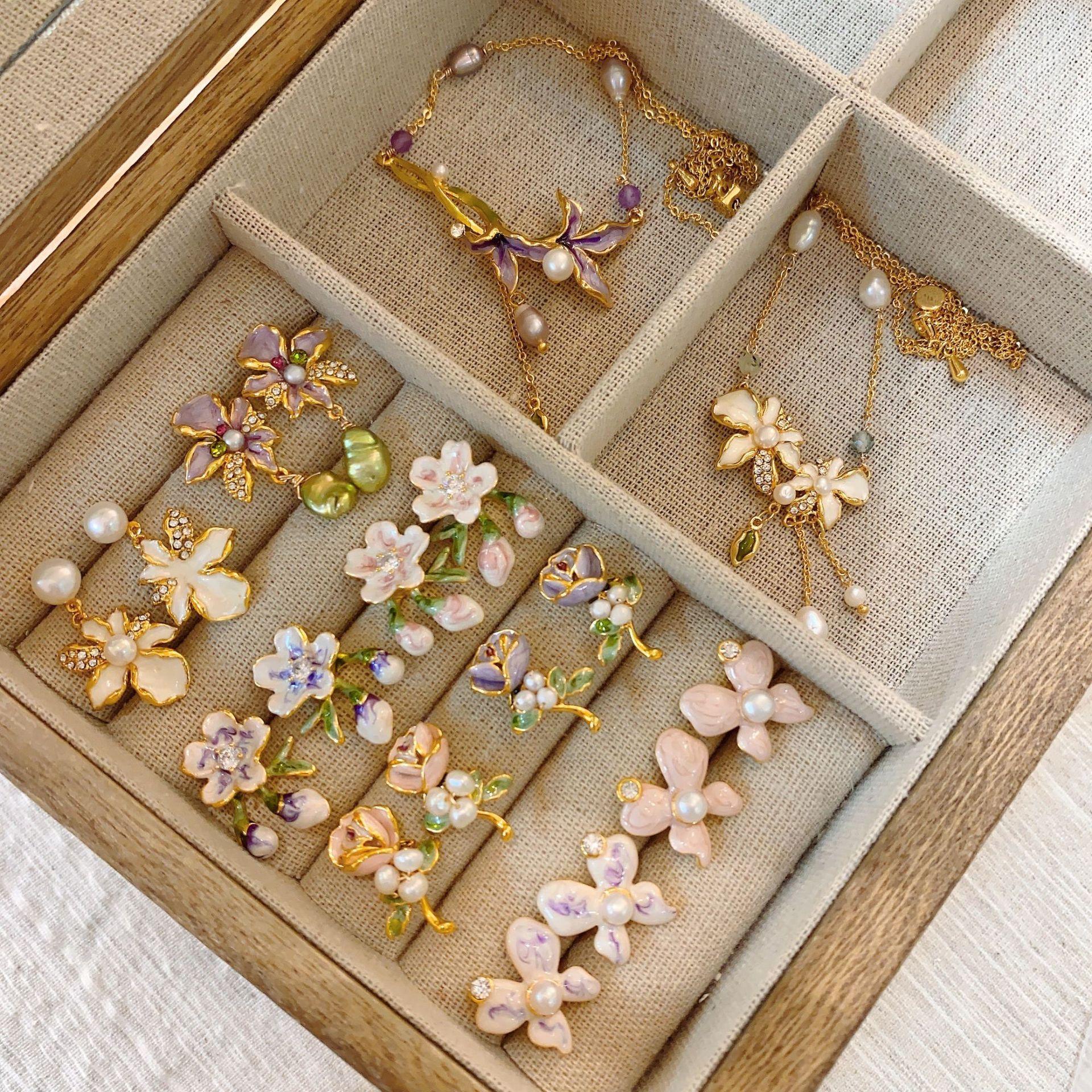 Flowers Bloom All Over The Sky, High-End Sense, Sweet And Delicate, Light Luxury, Flower Pearl Earrings, Unique Design And Temperament, Earrings.
Flowers Bloom All Over The Sky, High-End Sense, Sweet And Delicate, Light Luxury, Flower Pearl Earrings, Unique Design And Temperament, Earrings.