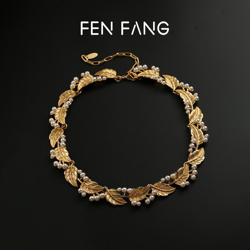 Vintage French Pearl Necklace with Gold Leaf Accents - Retro Court Style, Non-Fading, Long Choker Accessories.
Vintage French Pearl Necklace with Gold Leaf Accents - Retro Court Style, Non-Fading, Long Choker Accessories.