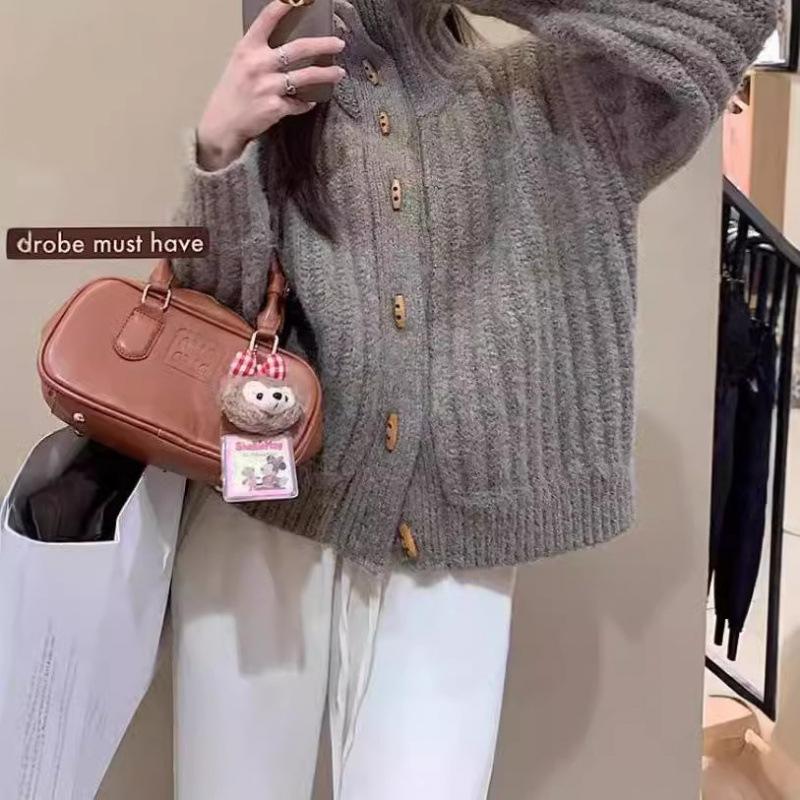 Женский свитер-куртка с высоким воротником, новый, с роговыми пуговицами, утолщенный, с воротником-стойкой, свободный кардиган с длинными рукавами, вязаный One size серый
Женский свитер-куртка с высоким воротником, новый, с роговыми пуговицами, утолщенный, с воротником-стойкой, свободный кардиган с длинными рукавами, вязаный One size серый