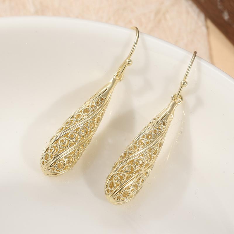 Exquisite Hand Carved Waterdrop Shaped Golden Plated Dangle Earrings for Women s Elegant Banquet Wedding Pendant Jewelry
Exquisite Hand Carved Waterdrop Shaped Golden Plated Dangle Earrings for Women s Elegant Banquet Wedding Pendant Jewelry