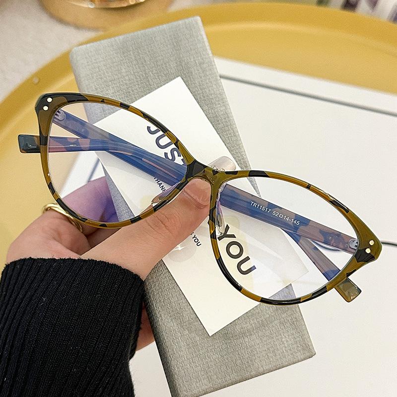 Popular flat light glasses anti-blue light fashion glasses color-changing glasses transparent film
Popular flat light glasses anti-blue light fashion glasses color-changing glasses transparent film