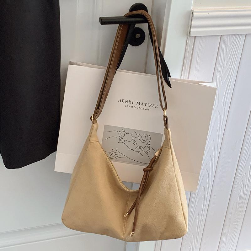 Large capacity retro bag women s 2025 autumn and winter new trendy matte imitation suede shoulder bag commuter tote messenger bag хакі
Large capacity retro bag women s 2025 autumn and winter new trendy matte imitation suede shoulder bag commuter tote messenger bag хакі