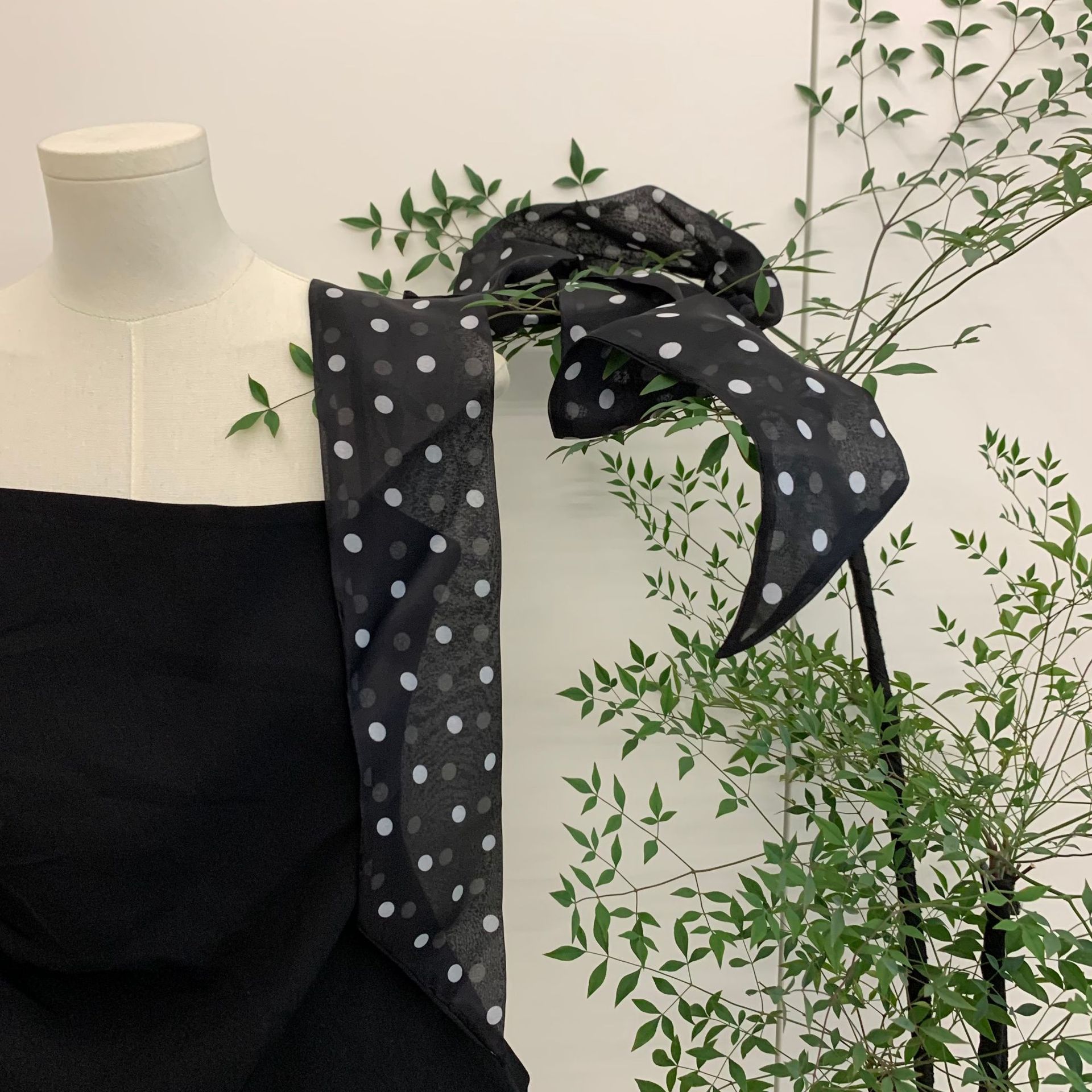 Fashion Polka Dot Diagonal Streamer Female Organza Silky Smooth Decorative Scarf Not Easy To Wrinkle Silk Scarf Casual Lazy Style Thin 9-175
Fashion Polka Dot Diagonal Streamer Female Organza Silky Smooth Decorative Scarf Not Easy To Wrinkle Silk Scarf Casual Lazy Style Thin 9-175