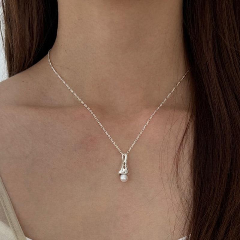 Thro.er pearl necklace silver
Thro.er pearl necklace silver