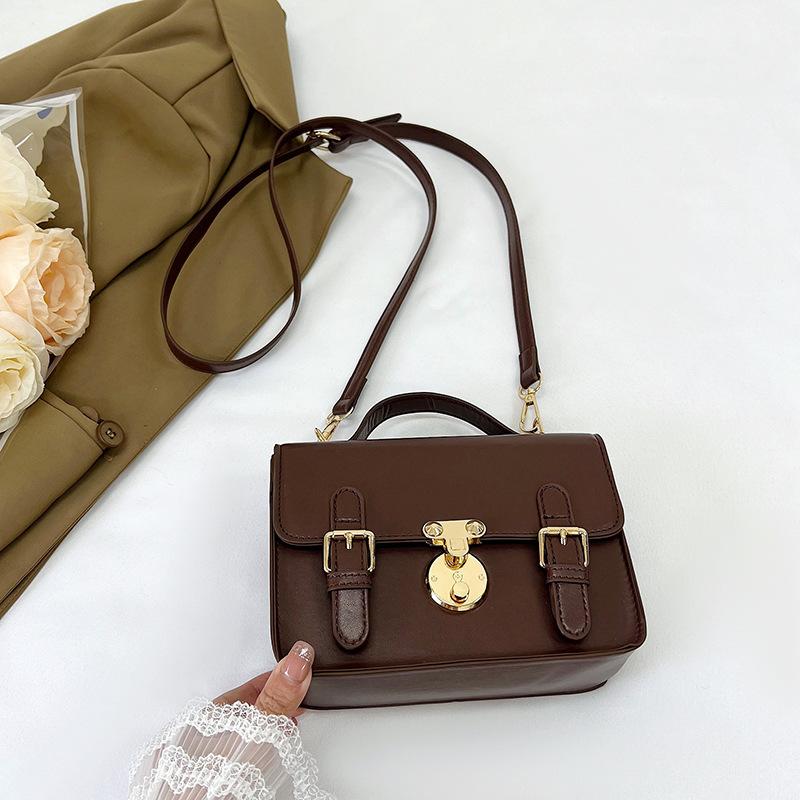 2025 new fashion Korean version temperament simple lock shoulder messenger bag foreign style small square bag texture women s leisure bag коричневый
2025 new fashion Korean version temperament simple lock shoulder messenger bag foreign style small square bag texture women s leisure bag коричневый