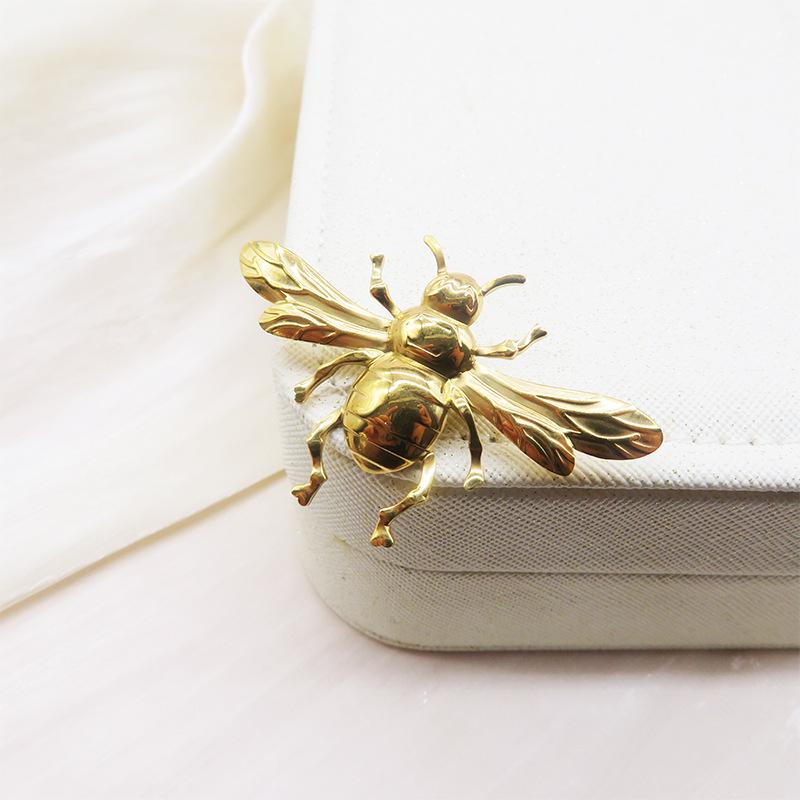 Stainless Steel Bee Brooch: Minimalist European and American Retro Fashion Accessory 18K
Stainless Steel Bee Brooch: Minimalist European and American Retro Fashion Accessory 18K