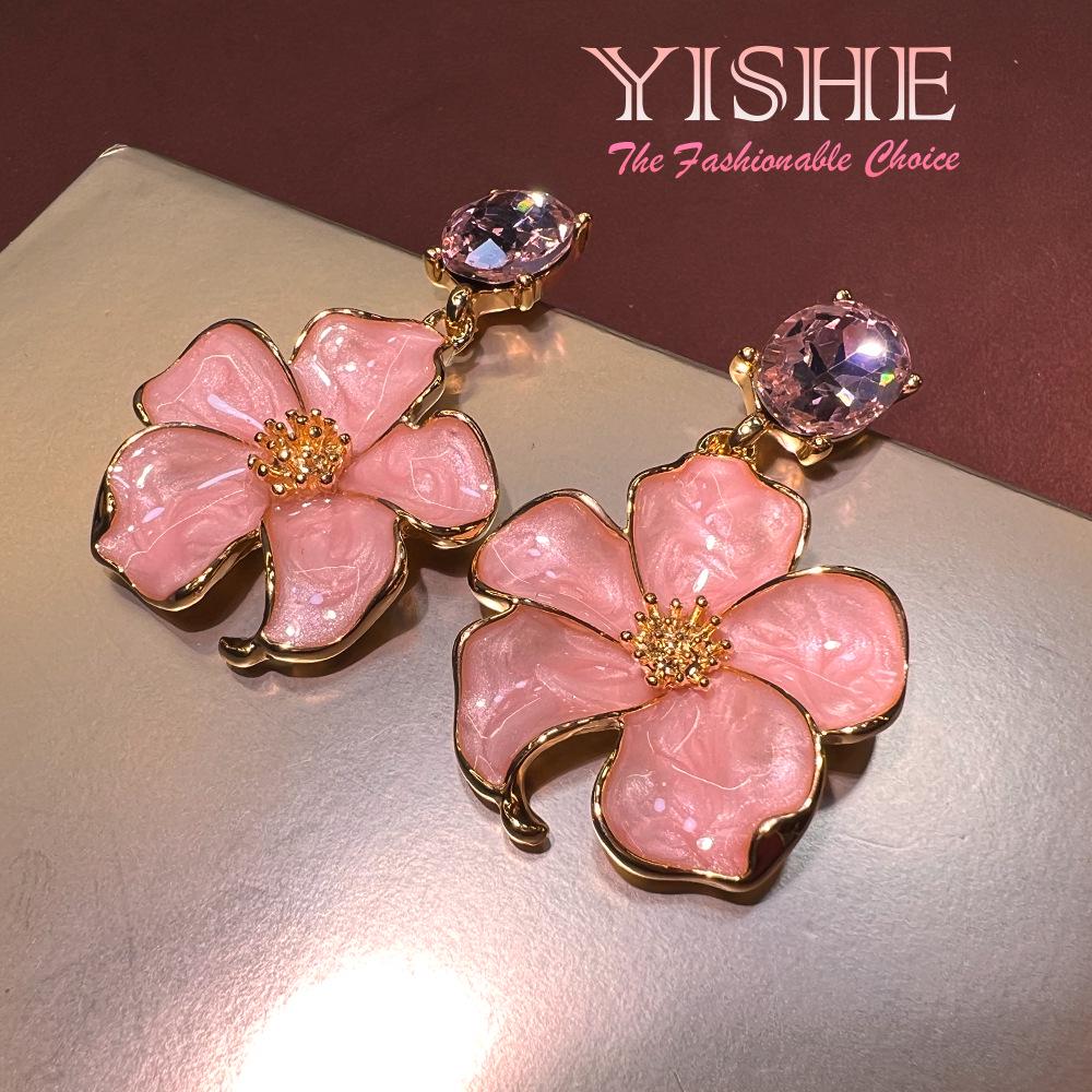 New Chinese Style Cloisonné Enamel Large Pink Flower Earrings in Elegant Gold-Plated Copper - European & American Statement Jewelry. розовый
New Chinese Style Cloisonné Enamel Large Pink Flower Earrings in Elegant Gold-Plated Copper - European & American Statement Jewelry. розовый