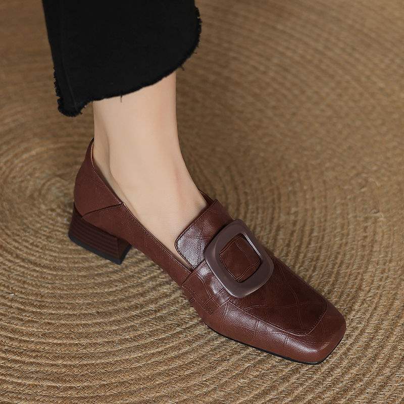 British style square head small leather shoes women s 2025 autumn new one-pedal loafers retro square buckle medium thick heel single shoes 40 коричневий
British style square head small leather shoes women s 2025 autumn new one-pedal loafers retro square buckle medium thick heel single shoes 40 коричневий