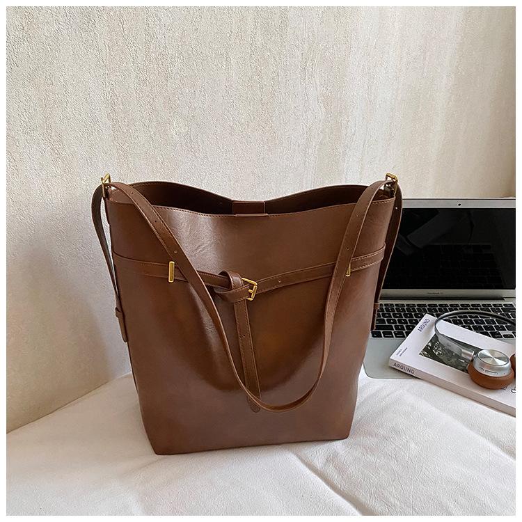 Fashion commuter large-capacity bag, women s simple casual bucket bag, high-value shoulder bag коричневий
Fashion commuter large-capacity bag, women s simple casual bucket bag, high-value shoulder bag коричневий