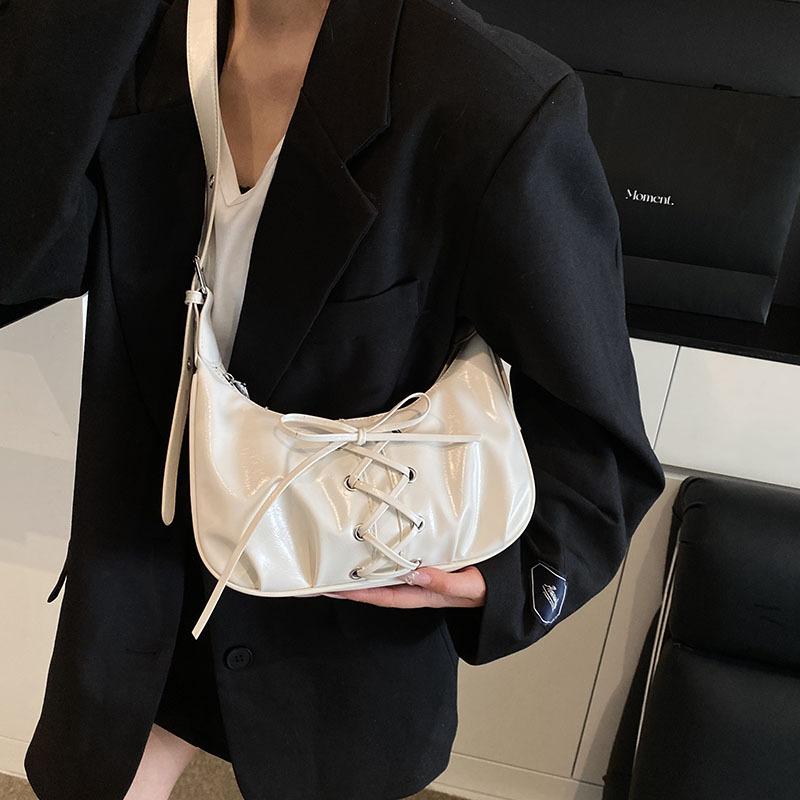Fashion niche straps dumpling bag women s 2025 new popular versatile shoulder messenger bag commuter armpit bag 28*7.5*24 срібний
Fashion niche straps dumpling bag women s 2025 new popular versatile shoulder messenger bag commuter armpit bag 28*7.5*24 срібний