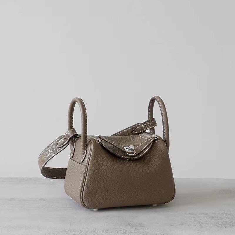 Напіввощена нитка Lindi Bag Mini Верхній шар шкіри корови Того Сумка на одне плече, сумка крос-боді, жіноча сумка, сумка лікаря, сумка крос-боді 19-10.5-14cm box
Напіввощена нитка Lindi Bag Mini Верхній шар шкіри корови Того Сумка на одне плече, сумка крос-боді, жіноча сумка, сумка лікаря, сумка крос-боді 19-10.5-14cm box
