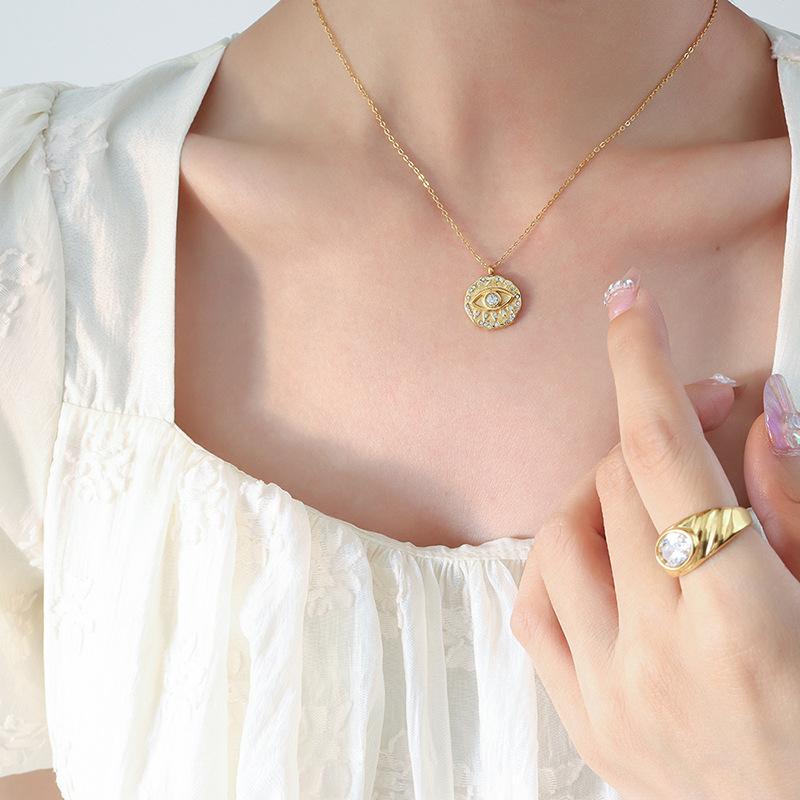 Дизайн хип-хопа не выцветает, уникальное ожерелье с подвеской из циркона неправильной круглой формы с инкрустацией в виде глаза дьявола
Дизайн хип-хопа не выцветает, уникальное ожерелье с подвеской из циркона неправильной круглой формы с инкрустацией в виде глаза дьявола