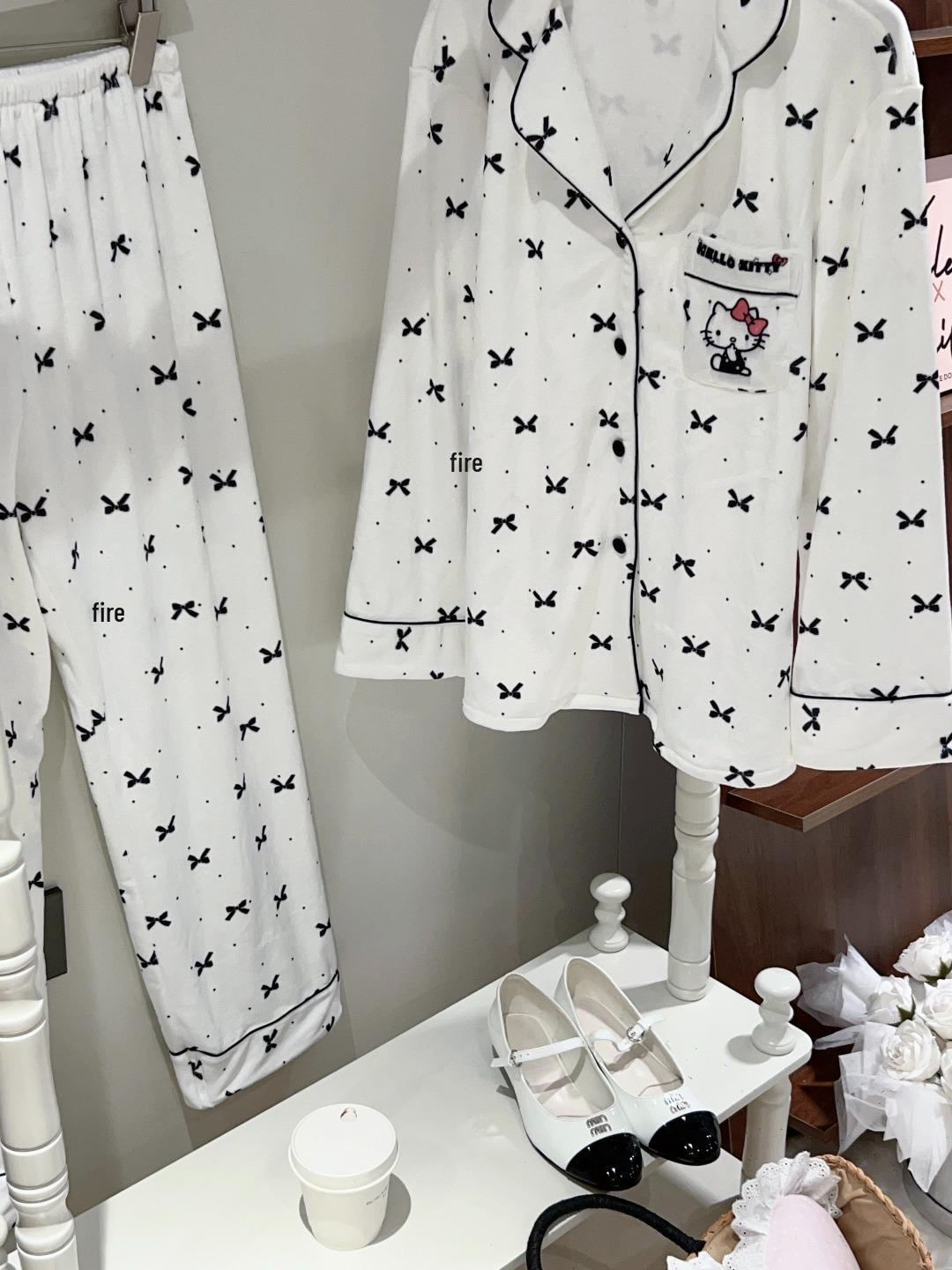 Women s Double-Sided Fleece Pajamas Set - Korean Style Cute Cartoon Island, Long Sleeve & Pants, Suitable for Indoor & Outdoor Wear Medium
Women s Double-Sided Fleece Pajamas Set - Korean Style Cute Cartoon Island, Long Sleeve & Pants, Suitable for Indoor & Outdoor Wear Medium