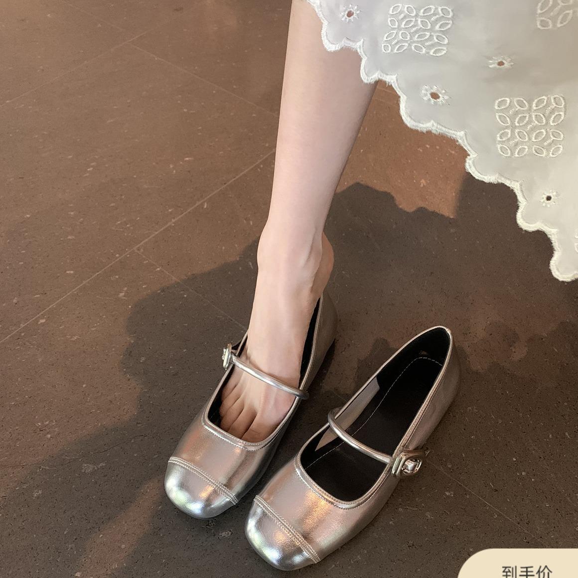 ~ Round head light mouth silver small leather shoes flat bottom inner height increase soft sole Mary Jane single shoes women 35
~ Round head light mouth silver small leather shoes flat bottom inner height increase soft sole Mary Jane single shoes women 35