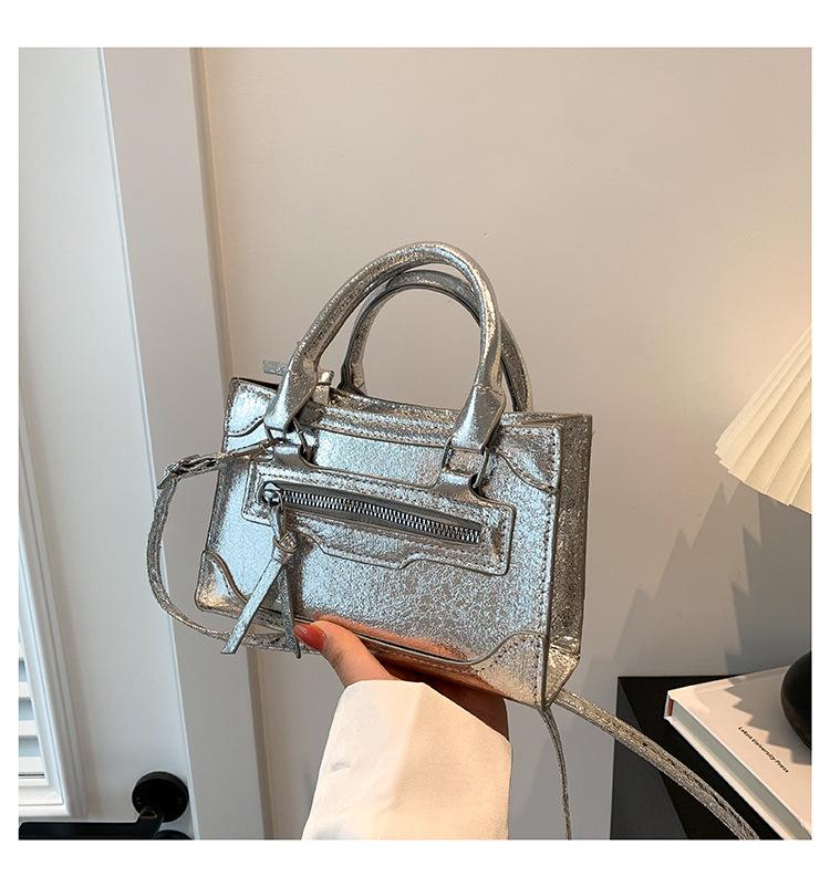 2024 рання осінь, нова корейська версія, модна іноземна сумочка через плече, проста повсякденна текстура, месенджер, маленька квадратна жіноча сумка срібний
2024 рання осінь, нова корейська версія, модна іноземна сумочка через плече, проста повсякденна текстура, месенджер, маленька квадратна жіноча сумка срібний