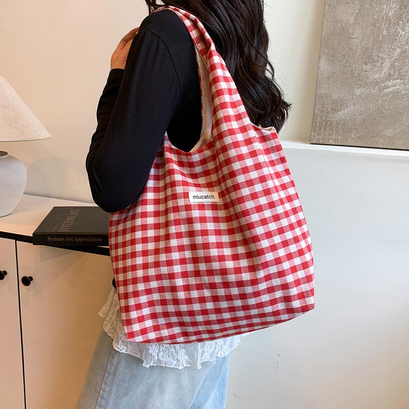Fashion large-capacity armpit bag women s spring and summer bag new plaid tote bag shoulder bag чорний
Fashion large-capacity armpit bag women s spring and summer bag new plaid tote bag shoulder bag чорний