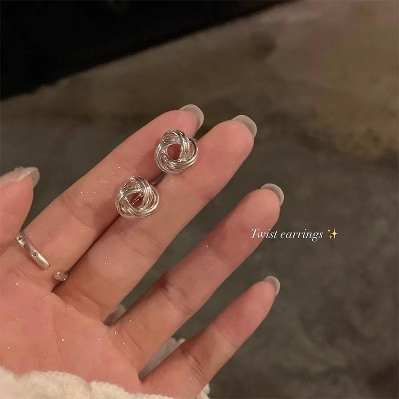Korean gold twist earrings for women s high-end sense, small and simple metal studs, Hong Kong style retro temperament earrings
Korean gold twist earrings for women s high-end sense, small and simple metal studs, Hong Kong style retro temperament earrings