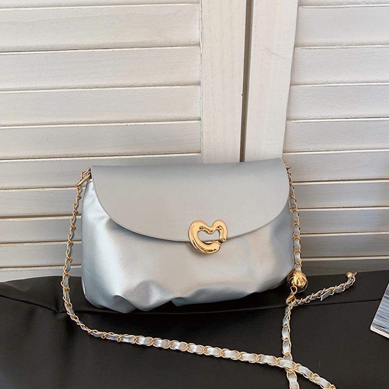 This year s popular fashion versatile Korean version of gentle temperament chain shoulder messenger bag 2024 autumn new leisure bag срібний
This year s popular fashion versatile Korean version of gentle temperament chain shoulder messenger bag 2024 autumn new leisure bag срібний