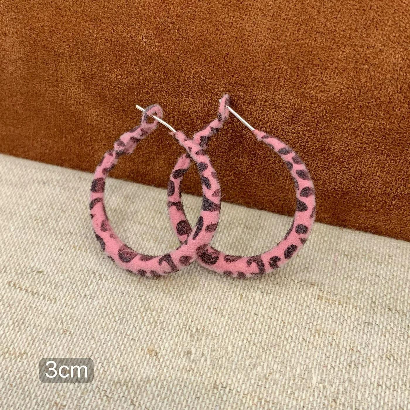 New Trendy Y2K Charms Pink Plush Leopard Hoop Earrings for Women Korean Fashion Aesthetic Harajuku Sexy Accessories Jewelry Gift
New Trendy Y2K Charms Pink Plush Leopard Hoop Earrings for Women Korean Fashion Aesthetic Harajuku Sexy Accessories Jewelry Gift