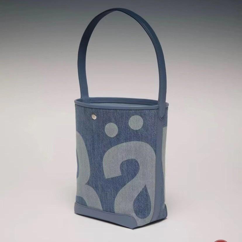 Нишевая сумка-ведро женская модная большая вместимость с принтом букв сумка на плечо сумка подмышку синий
Нишевая сумка-ведро женская модная большая вместимость с принтом букв сумка на плечо сумка подмышку синий