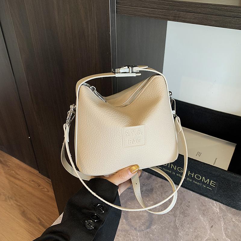 2025 new niche single shoulder high value fashion messenger bag women s bag niche large capacity handbag women белый
2025 new niche single shoulder high value fashion messenger bag women s bag niche large capacity handbag women белый