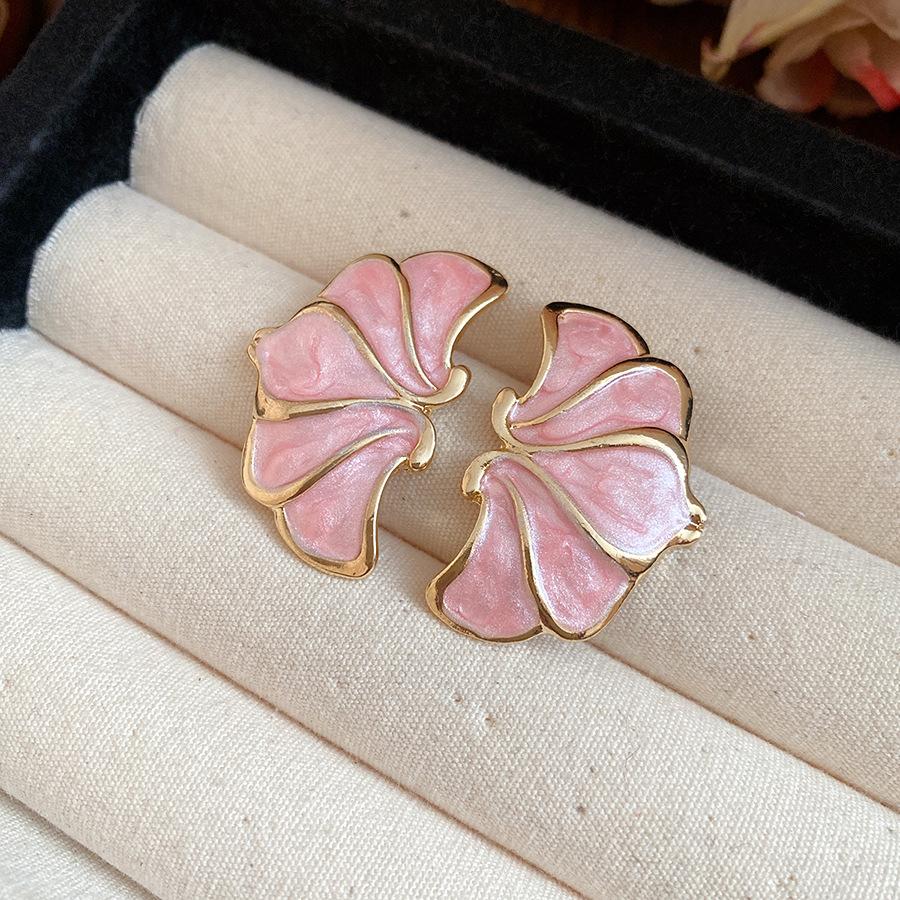 Silver needle dripping oil flower stud earrings retro court style sweet fashion temperament earrings light luxury high-end earrings
Silver needle dripping oil flower stud earrings retro court style sweet fashion temperament earrings light luxury high-end earrings