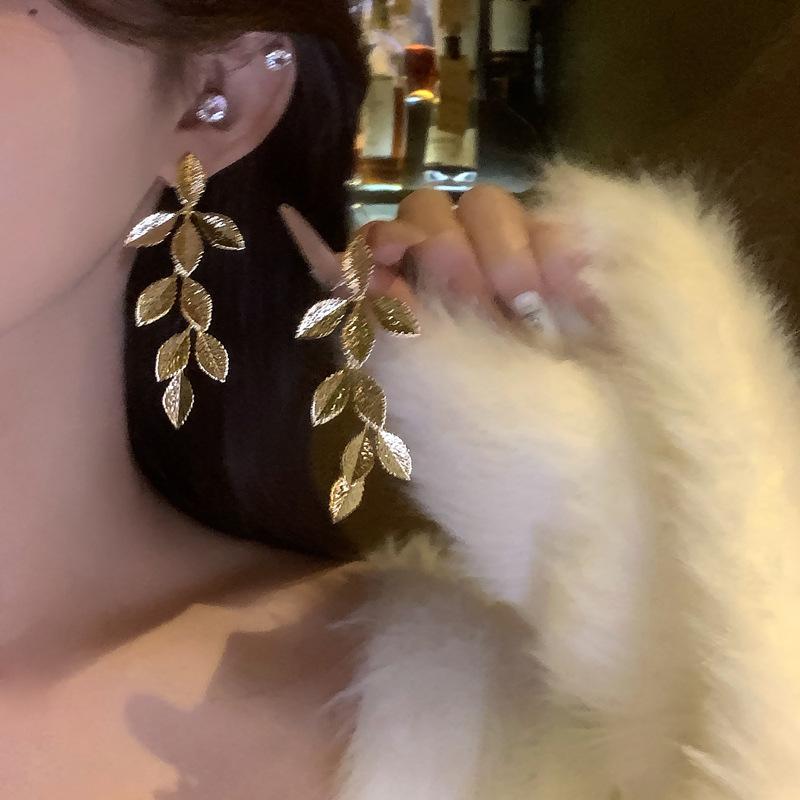 2025 new leaf tassel earrings women s niche design fashion stud earrings light luxury high-end earrings women
2025 new leaf tassel earrings women s niche design fashion stud earrings light luxury high-end earrings women