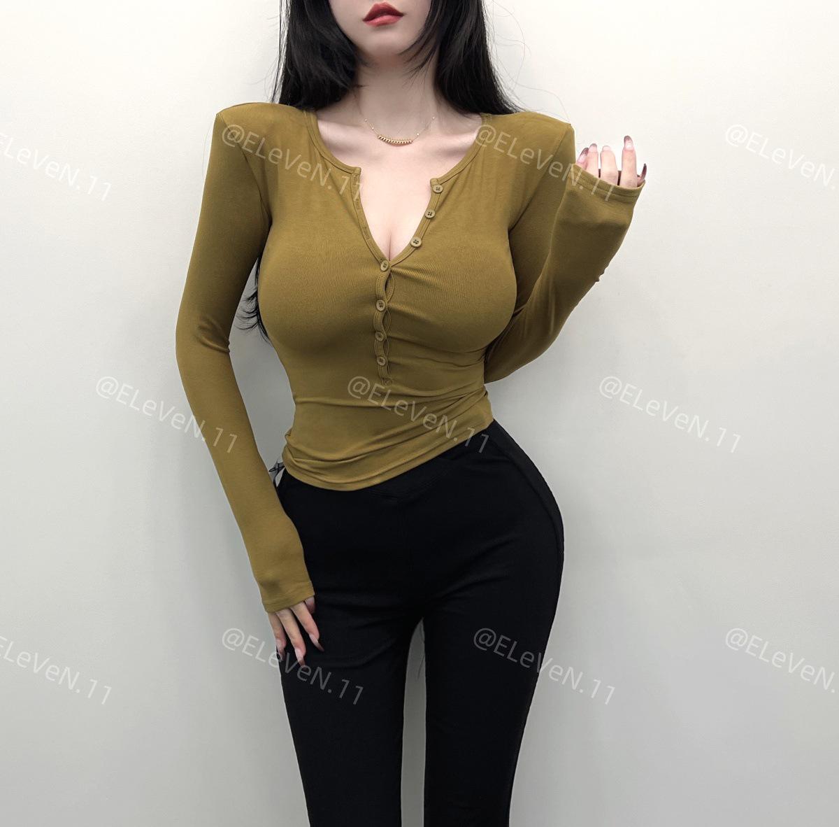Women s Slim Fit Green V-Neck Long Sleeve Top with Shoulder Pads - Versatile Autumn/Winter Layer One Size
Women s Slim Fit Green V-Neck Long Sleeve Top with Shoulder Pads - Versatile Autumn/Winter Layer One Size
