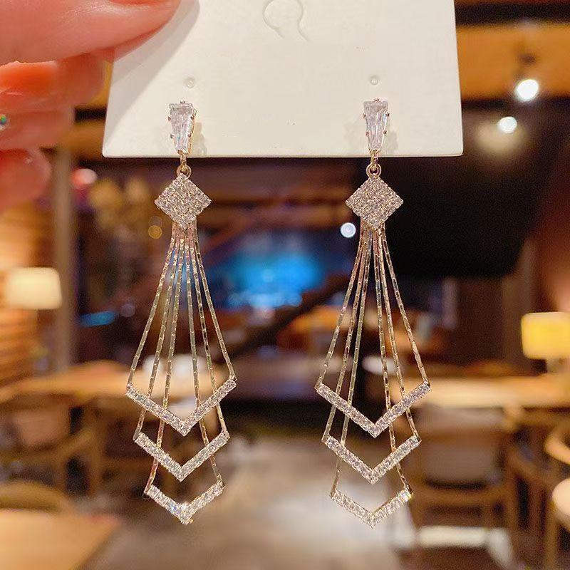 Korean Style Rhinestone Tassel Stud Earrings: Elegant, Long, Geometric Fashion Jewelry
Korean Style Rhinestone Tassel Stud Earrings: Elegant, Long, Geometric Fashion Jewelry