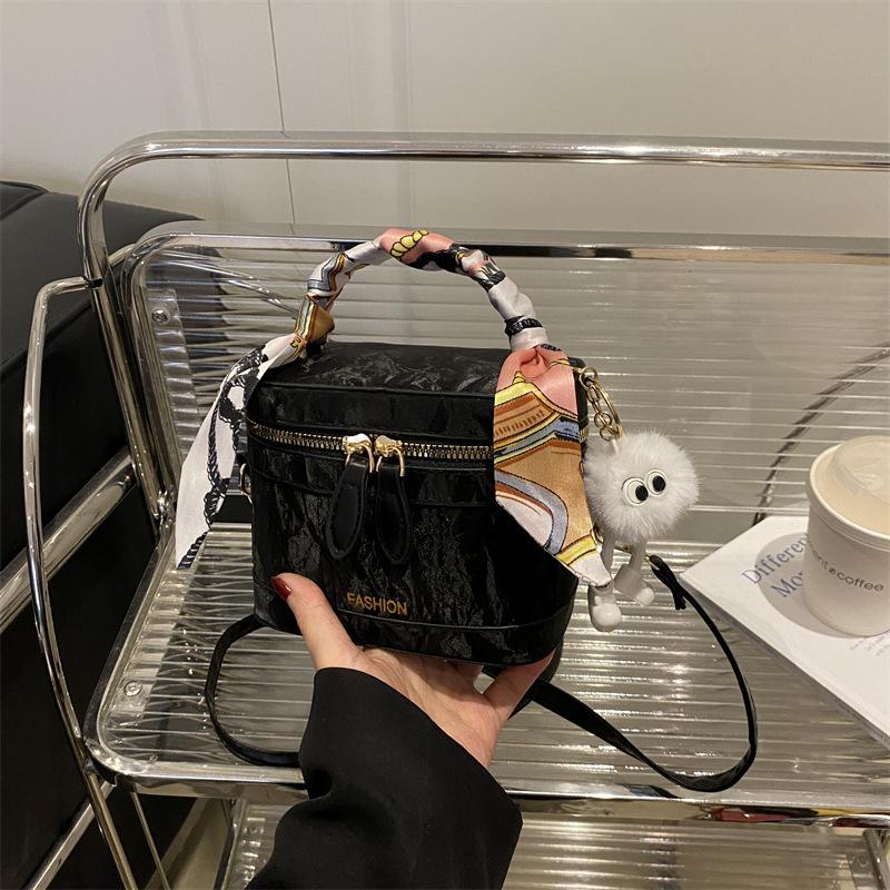 Simple foreign silk scarf retro new texture bucket bag women commuter advanced niche design versatile messenger bag No pendant чёрный
Simple foreign silk scarf retro new texture bucket bag women commuter advanced niche design versatile messenger bag No pendant чёрный