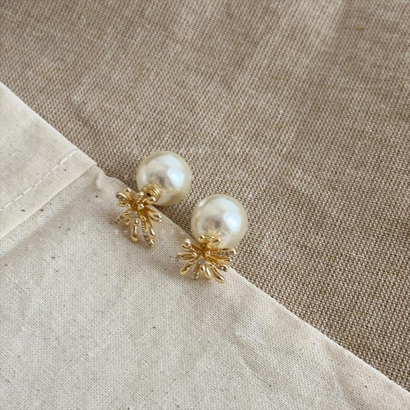 K real gold electroplated silver needle zircon flower pearl earrings retro temperament earrings light luxury high-end earrings women
K real gold electroplated silver needle zircon flower pearl earrings retro temperament earrings light luxury high-end earrings women