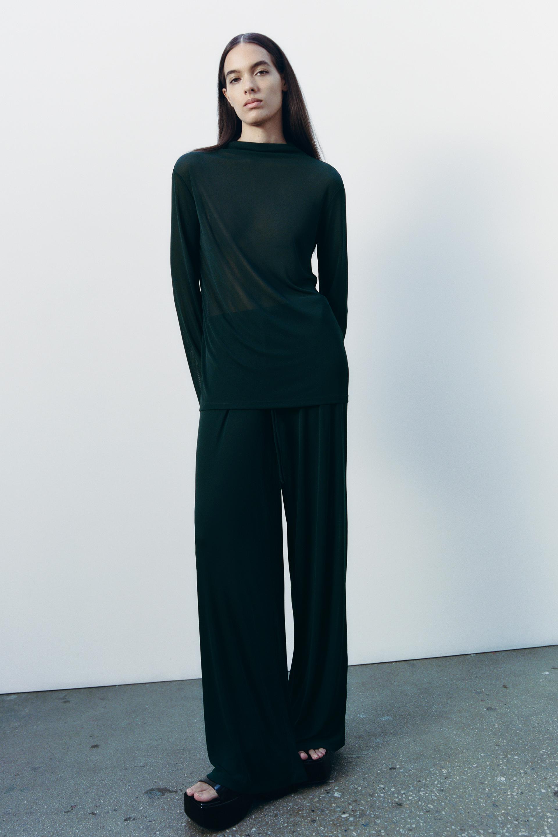 СТРУЯЩИЙСЯ ТОП С ДЛИННЫМ РУКАВОМ
СТРУЯЩИЙСЯ ТОП С ДЛИННЫМ РУКАВОМ