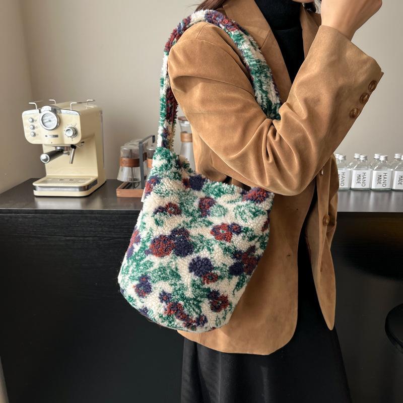Bags women s bags autumn and winter new leopard print knitted wool bucket bags large-capacity tote bags single shoulder oblique span bags 20*20*26
Bags women s bags autumn and winter new leopard print knitted wool bucket bags large-capacity tote bags single shoulder oblique span bags 20*20*26