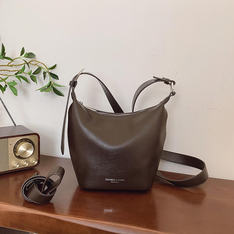 Маленькая сумка высокого класса, женская сумка, весна и лето, универсальная, новая текстура, популярная сумка-мессенджер, сумка-ведро кофейный
Маленькая сумка высокого класса, женская сумка, весна и лето, универсальная, новая текстура, популярная сумка-мессенджер, сумка-ведро кофейный