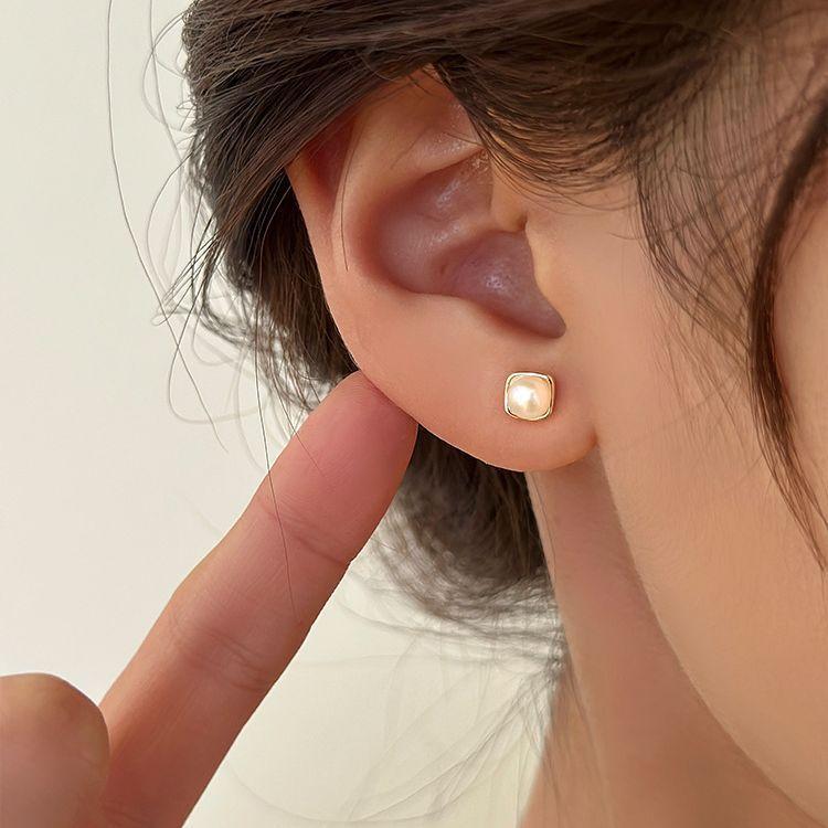 Fashionable Square Earrings for Women with A Niche Design, Simple and Personalized Earrings with A New Style of Earrings 925 silver
Fashionable Square Earrings for Women with A Niche Design, Simple and Personalized Earrings with A New Style of Earrings 925 silver