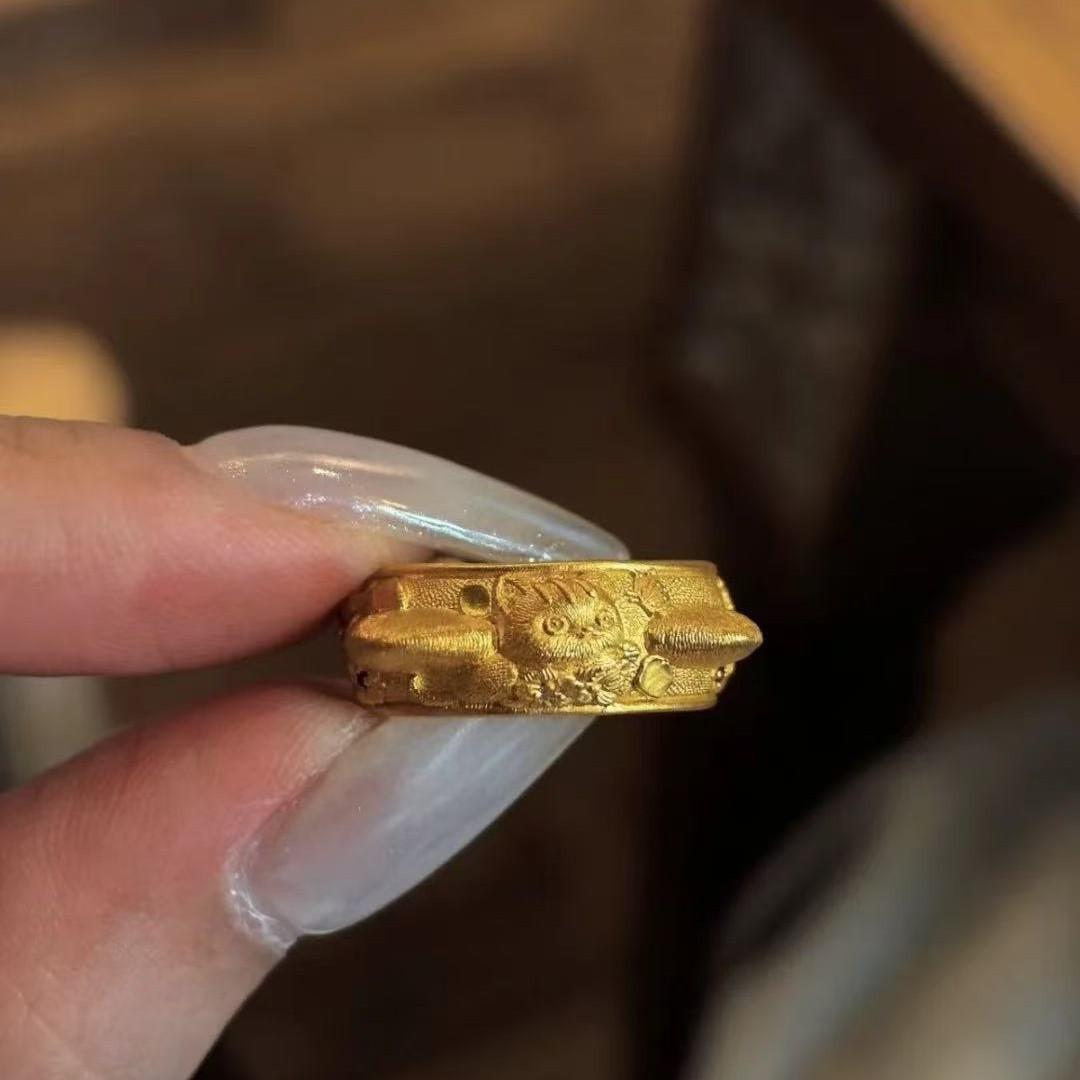 Chic Gold-Plated Cat Ring: Elegant Vietnamese Sand Gold, Embossed Cute Design, Adjustable Fit
Chic Gold-Plated Cat Ring: Elegant Vietnamese Sand Gold, Embossed Cute Design, Adjustable Fit