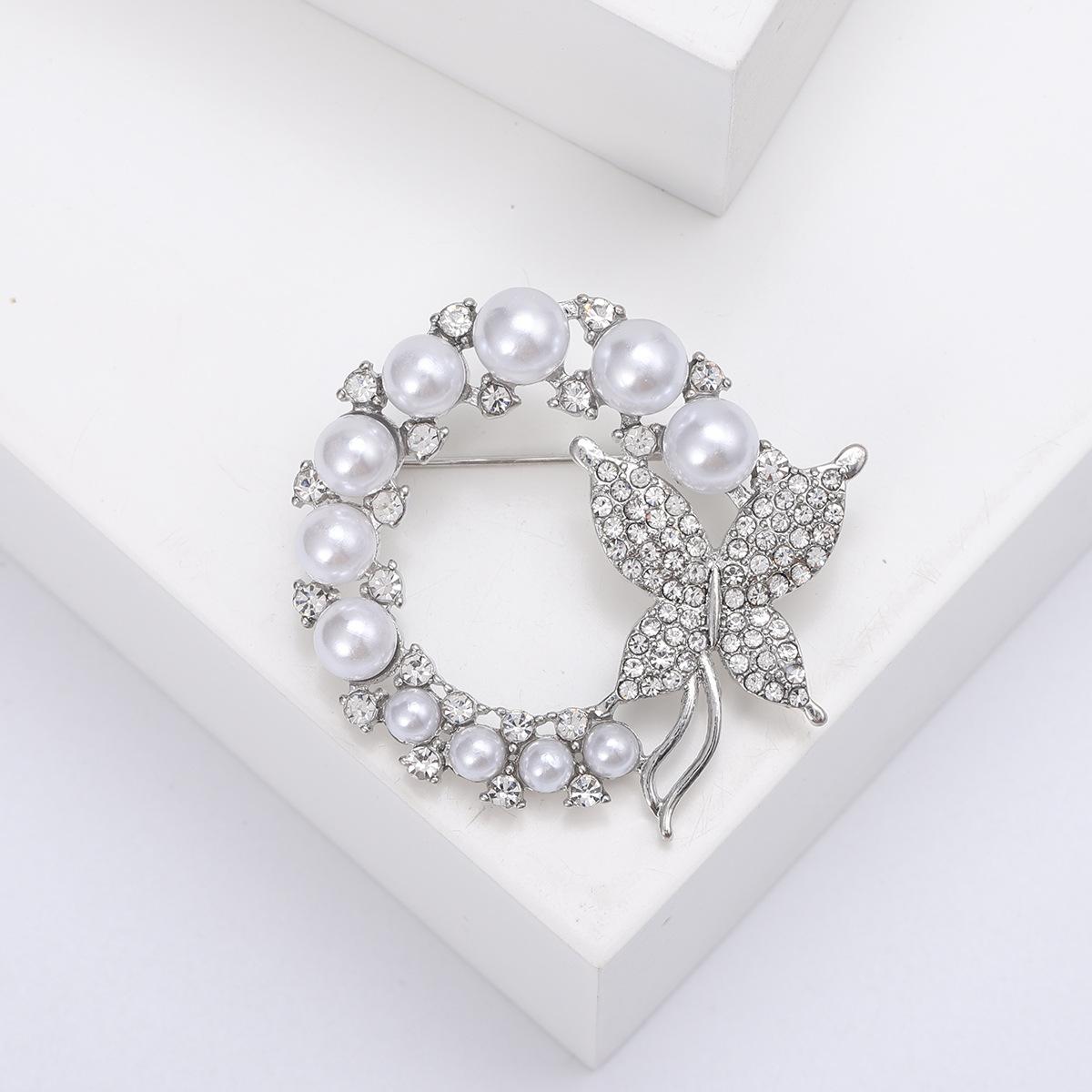 Японская высококачественная брошь в виде венка из бабочки и жемчуга со стразами, модный темперамент, универсальные аксессуары для одежды
Японская высококачественная брошь в виде венка из бабочки и жемчуга со стразами, модный темперамент, универсальные аксессуары для одежды