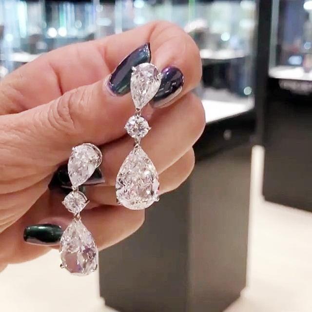 Великолепные вечерние серьги для женщин, блестящие кристаллы CZ, изысканный дизайн, аксессуары для свадьбы, роскошные женские украшения
Великолепные вечерние серьги для женщин, блестящие кристаллы CZ, изысканный дизайн, аксессуары для свадьбы, роскошные женские украшения