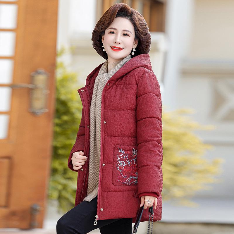 Стильное зимнее хлопковое пальто с капюшоном от Qiao Yaying для женщин среднего и пожилого возраста 5XL малиновый
Стильное зимнее хлопковое пальто с капюшоном от Qiao Yaying для женщин среднего и пожилого возраста 5XL малиновый