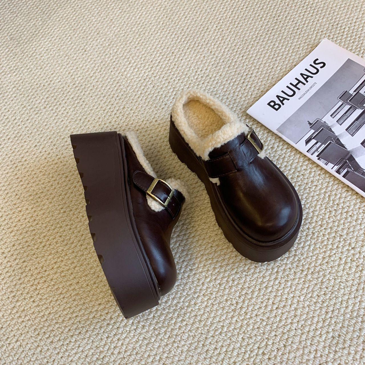 2025 autumn and winter cotton shoes, small lazy bag head slippers, women wear lamb wool muffin, thick sole height increase half slippers 40 темно-коричневого кольору
2025 autumn and winter cotton shoes, small lazy bag head slippers, women wear lamb wool muffin, thick sole height increase half slippers 40 темно-коричневого кольору